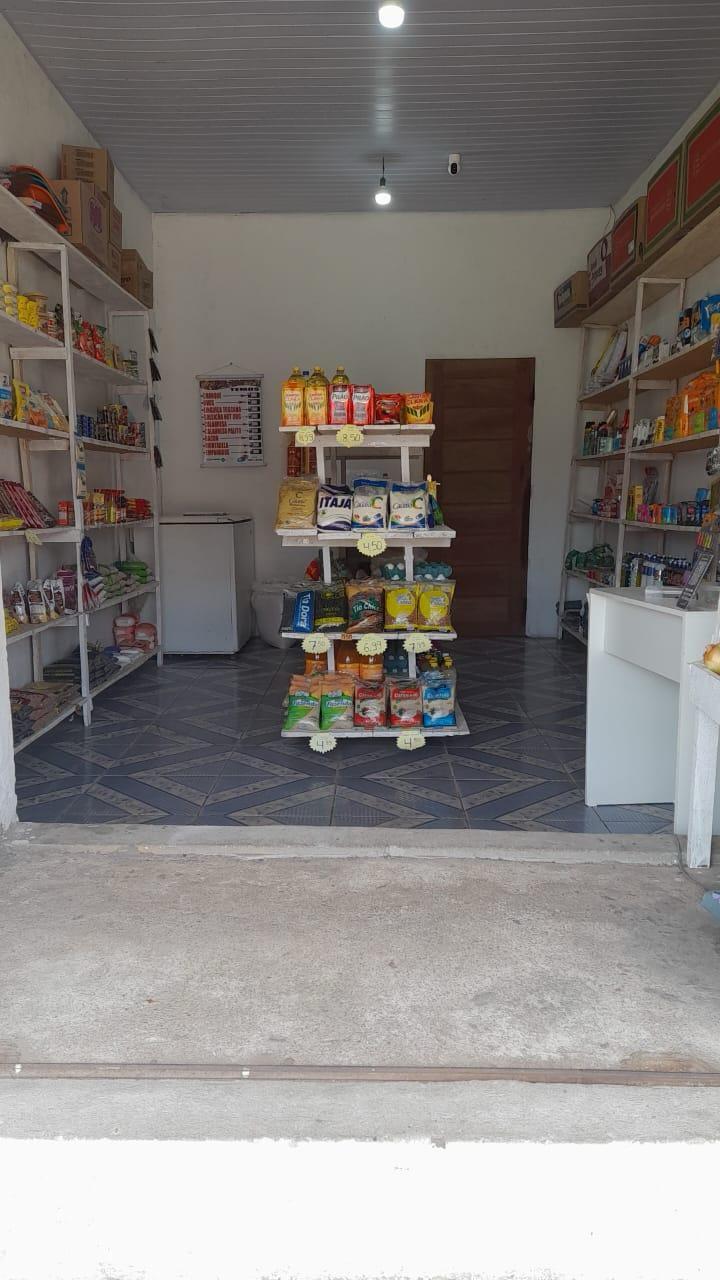 Interior do antigo Mercadinho JB com as primeiras prateleiras